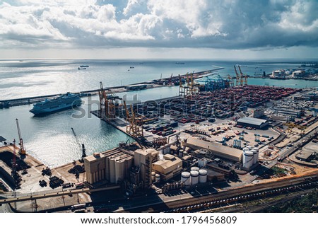 Cargo ship in the port Zona Franca, Barcelona, Spain	
 Foto stock © 
