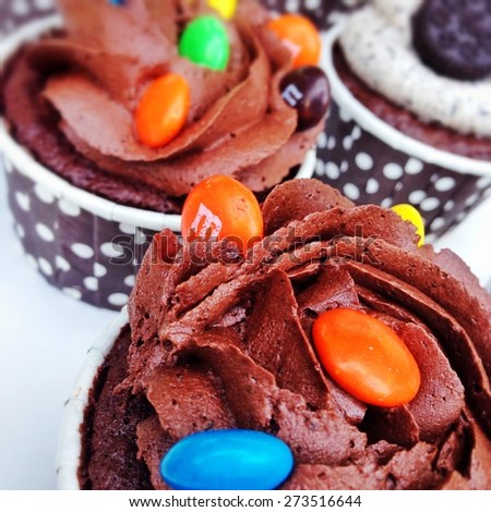 BANGKOK - DEC 19, 2013 : Photo of M&M\'s Chocolate Cupcakes, by My Sweet Cupcake Shop. M&M\'s Chocolate candies, produced by Mars, Inc. is 1 of the most famous confectionery in the world since 1941.
