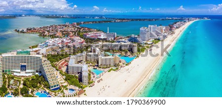 Aerial view looking north of the Hotel Zone (Zona Hotelera) and the beautiful beaches of Cancún, Mexico Foto stock © 