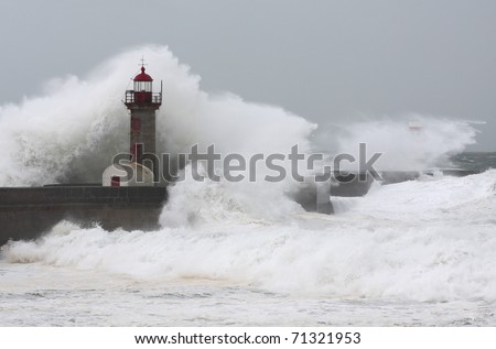 Ten meters waves in Porto Lighthouse