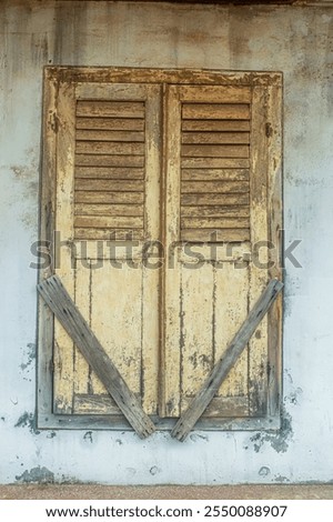 Foto Bild Altes, verlassenes Holzhaus in den Bergen