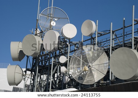Group of drum microwave antennas for telecommunications