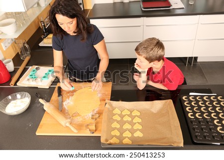 family baking cookies