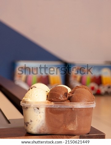 Large pot of ice cream on the counter in an ice cream shop. Copy space. Foto stock © 