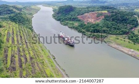vessel across the curt guillard in the Panama Canal  Imagine de stoc © 