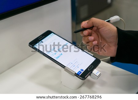 MOUNTAIN VIEW, CA/USA - APRIL 7: User interacting with Samsung Galaxy Note in Best Buy store on Apr 7, 2015 in Mountain View, CA, USA. It is the Android phablet manufactured by Samsung Electronics.