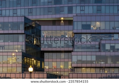 Foto Bild Gebäude mit spiegelndem Fenster im Abendlicht