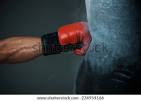 Similar – Foto Bild Kickbox-Kämpfer-Training in einem Fitnessstudio mit Boxsack.