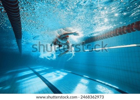 Foto Bild Mann schwimmt im Pool, blaues Wasser