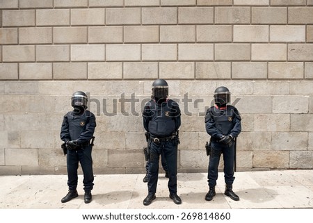 BARCELONA, SPAIN - 10 MAY 2013 : Police guarding the building during manifesting against cutting donations to the education at the centre of Barcelona