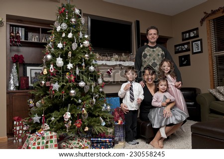 christmas fam\'ly pic / gathered round the christmas tree / fam\'ly memories