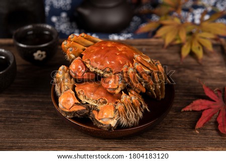 steamed chinese mitten crab, shanghai hairy crab isolated on wood table（大闸蟹） 商業照片 © 