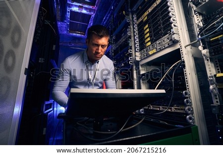 IT professional concentrated on testing installed equipment Foto stock © 