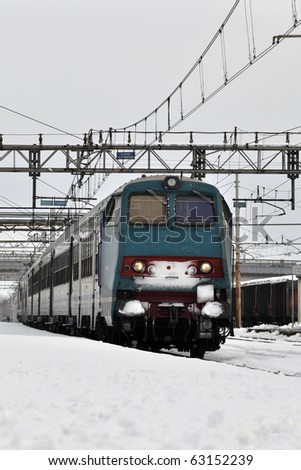 snow day, arrival of a passenger train in station