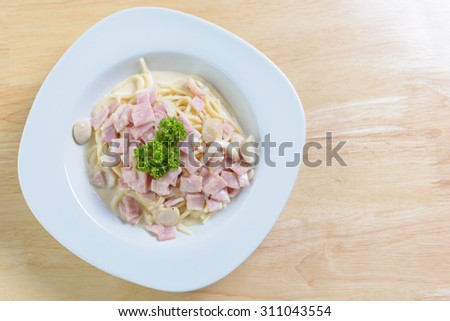 Spaghetti Carbon-ara with ham and mushroom on white dish