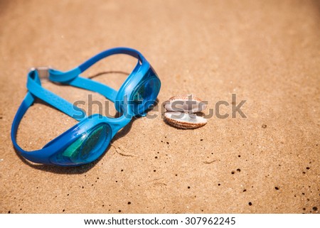 Swimming goggles and shell with pearl