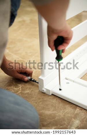 Foto Bild Schwangere Frau mit Schraubenzieher im Haus Zimmer