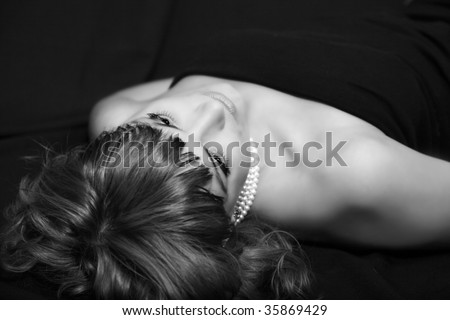 Beautiful picture of a young woman with pearl necklace