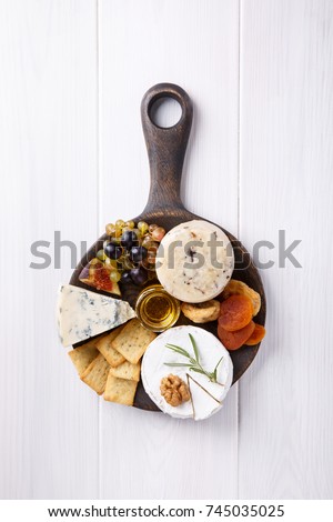 Similar – Foto Bild Speiseteller mit Trüffelkäse, Entenbrust, Briekäse, Pekannüssen, Granatapfelkernen, Trauben, Mandeln, Honig, Oliven und Crackern