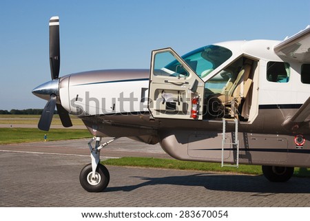 sideview of the front part of Cessna caravan airplane