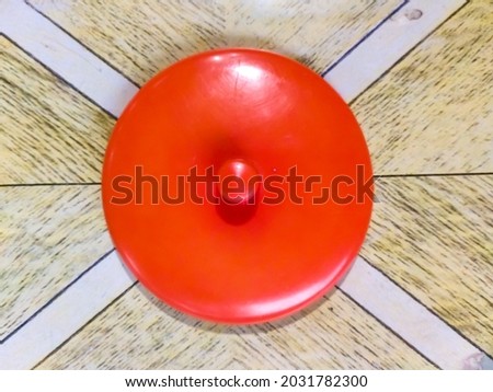 Red plastic glass lid on the wooden tabel. Foto d'archivio © 