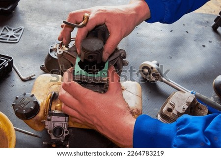 piston mower repair,repair a broken brush cutter,disassembled the old brush cutter, replaced the piston Foto stock © 