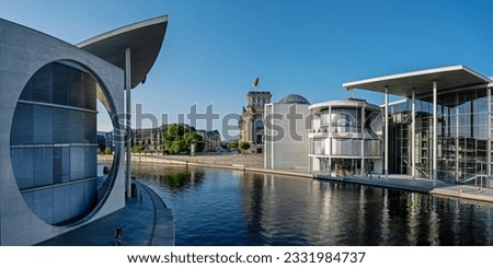 Foto Bild Marie-Elisabeth-Lüders-Haus mit Fahrradfahr*in mit Eisschollen V