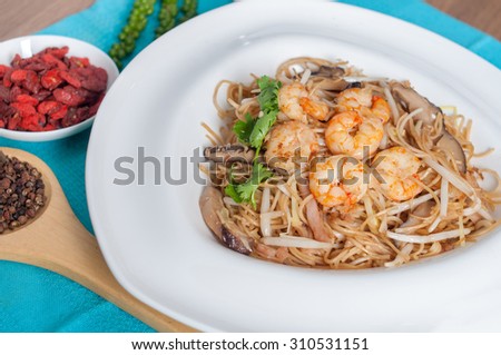 fried Hong Kong noodles topped with shrimp (shou mian chinese name menu)