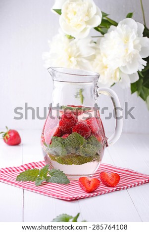 Refreshing strawberry lemonade
