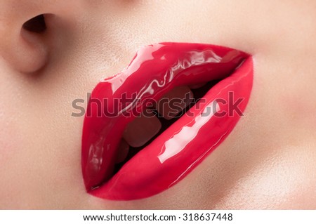 Red gloss lips.
