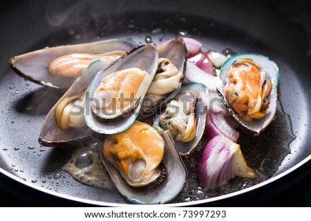 fry mussel and onion in frying pan