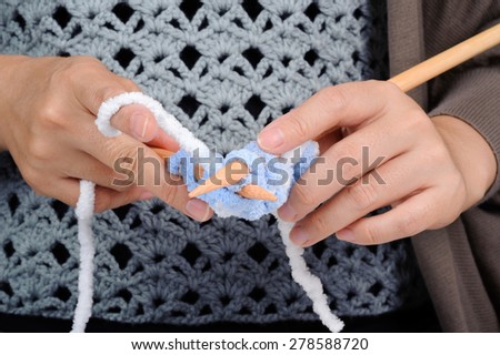 Woman hand use wood knit for wool hand work