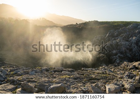 Foto Bild Landschaft von einer Felsklippe bis zum Meer