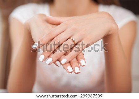 Close up of hands of woman showing the ring with diamond. She is engaged Imagine de stoc © 