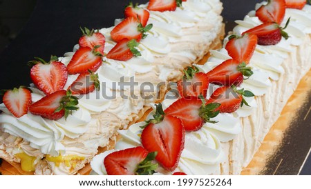  food dessert meringue roll with strawberries and butter cream                               Foto d'archivio © 