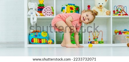 Similar – Foto Bild Zwei lustige Kinder spielen gemeinsam an einem Strand vor einer Meereswelle