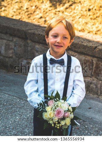 Foto Bild Kleiner eleganter Ringträger bei Gartenhochzeit