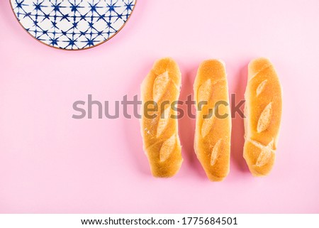 Similar – Foto Bild Drei Sauerteigbrötchen flachgelegt mit Mohn und Sesam auf einer Serviette auf einem Holzhocker