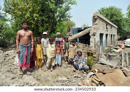 MULTAN, PAKISTAN-SEPT 13: Flood affected people,  Sept 13, 2010 in Multan
