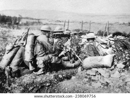 World War I, American machine gunners in battle, 1918, official British war photograph