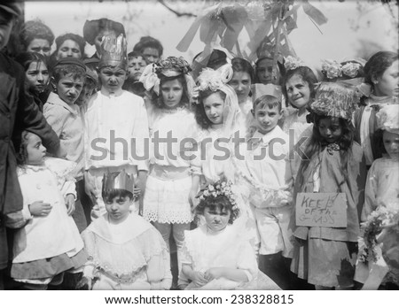 New York City, children on May Day in Central Park, some wear crowns and flowers, May 1, 1908.