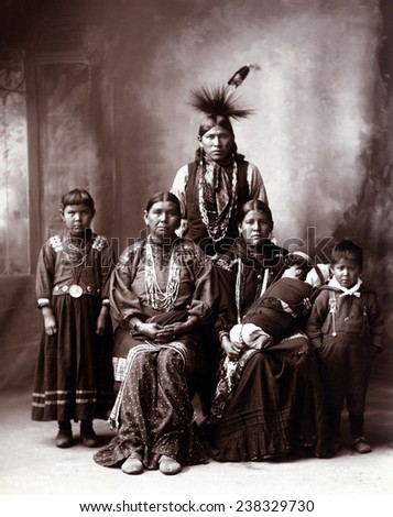 Native American family, original title: \'Sauk Indian family\', photograph by Frank A. Rinehart, 1899.