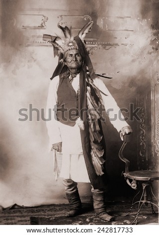 Geronimo (1829-1909), Chiricahua Apache warrior in Indian clothing and feathered headdress. 1906 studio portrait.