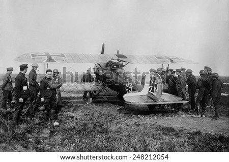 Allied soldiers gather around a captured WW1 German Albatross fighter. 1916-18. German aircrews liked its maneuverability and rate of climb, but not its tendency to develop wing cracks.
