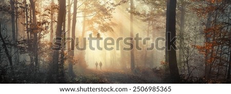 Foto Bild Menschen gehen auf nebliger Brücke