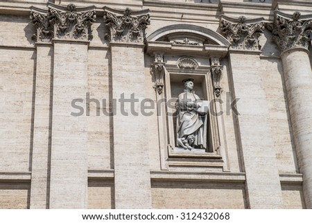 Photo of a statue found on the streets of Rome.