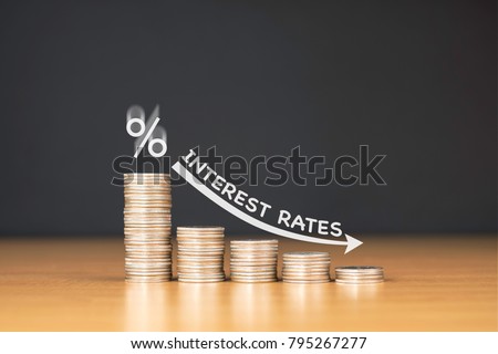STACKED US QUARTER COINS ON WOODEN TABLE WITH WHITE ILLUSTRATION SHOWS DECREASING OF INTEREST RATES / FINANCIAL CONCEPT Foto d'archivio © 