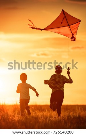 Foto Bild Junge startet Drachen am Sommertag