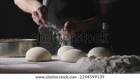 Foto Bild Bäcker formt Brot in der Küche