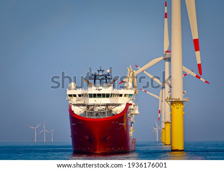 Sevice operations vessel in dynamic positioning sat of offshore wind turbine